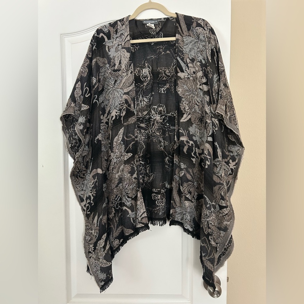 Accessory St New York Floral Patterned Fringe Hem Open Poncho